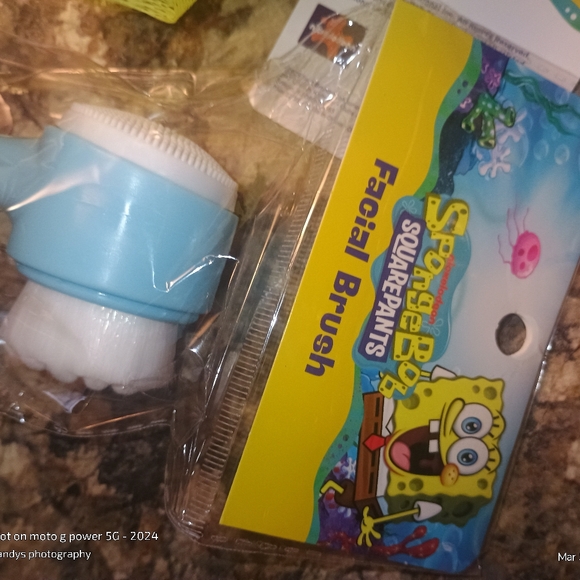 SpongeBob beauty set includes microfiber hair towel two facial brushes and match - Picture 2 of 5